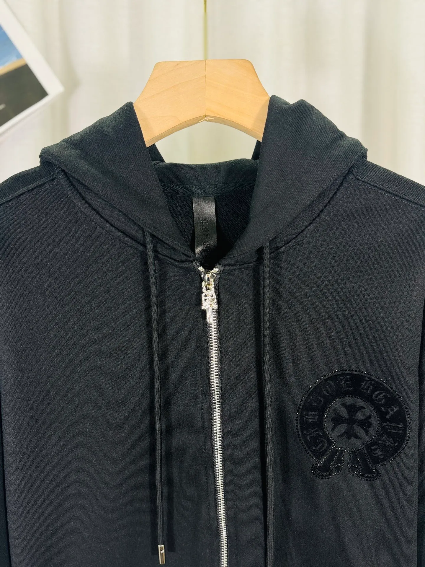 P340 top version, real shot without P, ​​different from market currency) 𝗖𝗵𝗿𝗼𝗺𝗲 𝗛𝗲𝗮𝗿𝘁𝘀/Cro Heart 2025 washed and burned flower patch embroidered autumn and winter new original single counter American hollow patch 3D couple casual cardigan sweatshirt 👑The highest version! Customized fabric 480g tripe terry fabric! American acid-washed and distressed original fabric, laser burning + patch embroidery, exquisite embroidery of letters! The best-selling model in the counter, very comfortable to wear. Accessories: original molded and authenticated collar label➕100% silk wash label. Genuine purchase-grade original hangtag➕matching hanging rope➕3D hanging beads➕original packaging bag. Craftsmanship: The original version has consistent wiring! The highest version of the armhole matching technique! Color: Black Apricot Size: S M L XL Style Number: 25-356